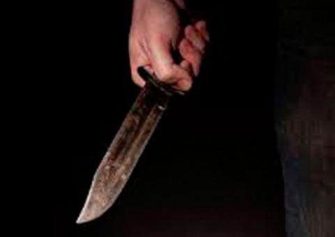 Homem invade igreja e esfaqueia fiéis após acreditar em vídeo de Deus 'amaldiçoando carecas'