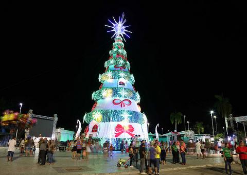 Ponta Negra recebe árvore de 30 metros e dá boas-vindas ao Natal em Manaus   