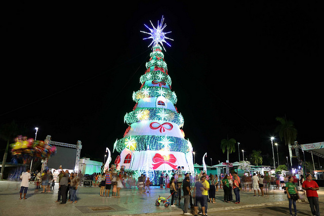 Ponta Negra recebe árvore de 30 metros e dá boas-vindas ao Natal em Manaus   