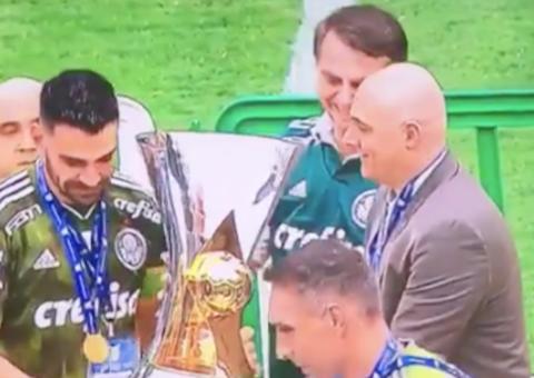 Bolsonaro acompanha vitória do Palmeiras e entrega taça de campeão