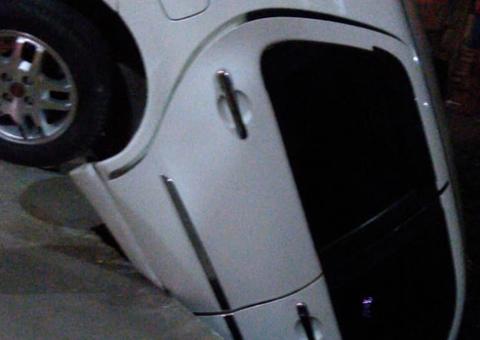 Motorista perde controle de carro e despenca dentro de igarapé em Manaus