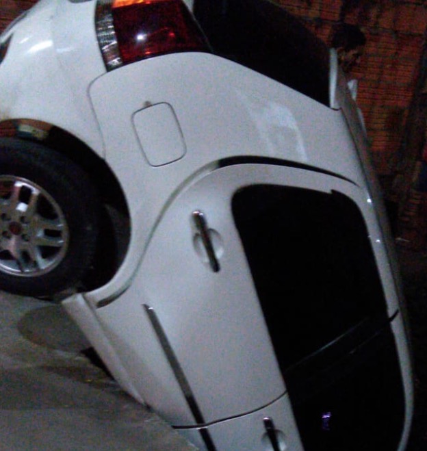 Motorista perde controle de carro e despenca dentro de igarapé em Manaus