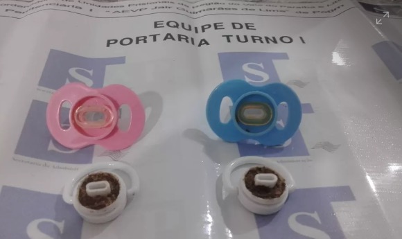 Com chupeta recheada de maconha, mulher é flagrada durante visita em cadeia