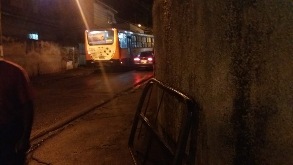 Janela de ônibus se solta e idoso cai de veículo 