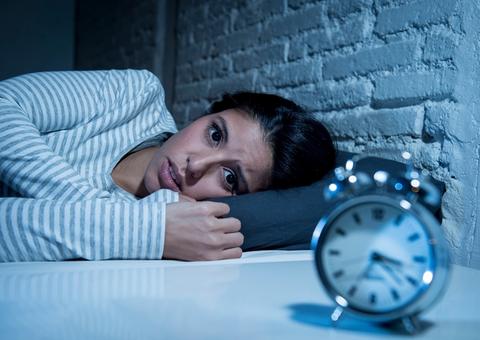 Dormir pouco faz tão mal quanto beber exageradamente, aponta estudo