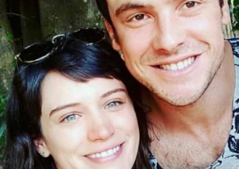 Após casamento em segredo, Bianca Bin e Sergio Guizé exibem alianças