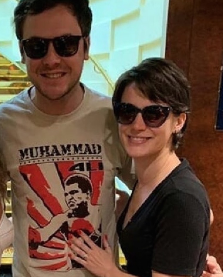 Após casamento em segredo, Bianca Bin e Sergio Guizé exibem alianças