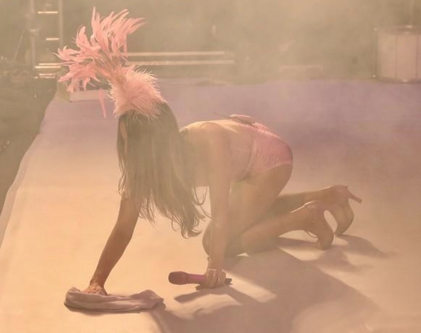 Depois de Ivete Sangalo, Claudia Leitte também limpa palco durante show em SP