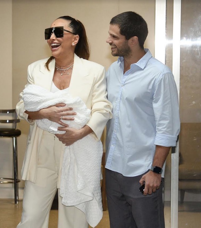 De salto alto, Sabrina Sato deixa maternidade com Zoe e Duda Nagle