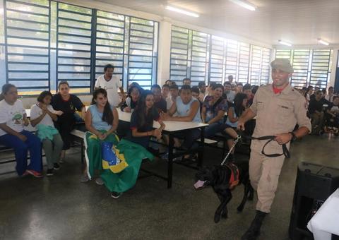 Alunos com deficiência participam do encerramento do projeto ‘Cão Bombeiro, Cão Esperança’