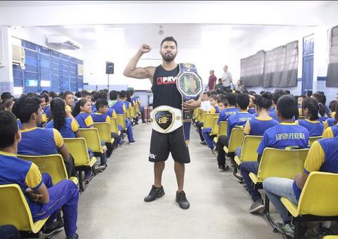 Lutador de MMA Taffarel Brasil dá palestra motivacional em escola de Manaus