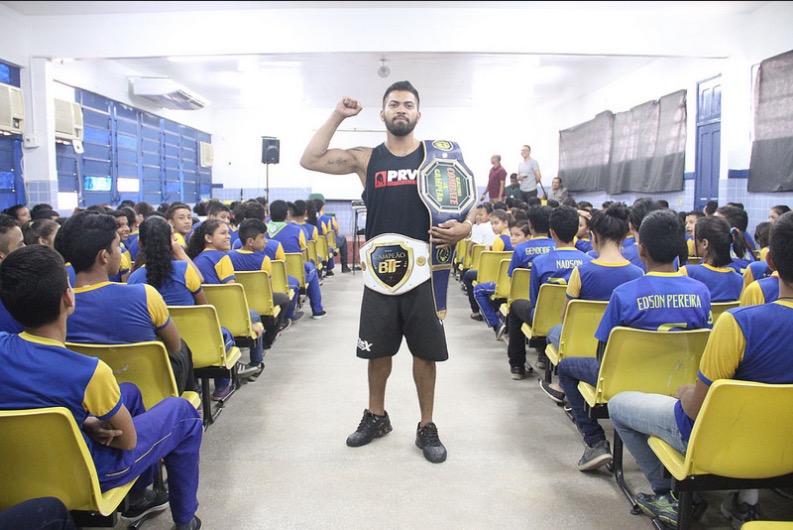 Lutador de MMA Taffarel Brasil dá palestra motivacional em escola de Manaus