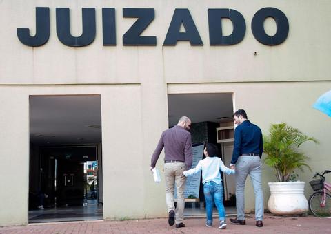 Menino de 8 anos é adotado por casal gay após ser 'devolvido' duas vezes