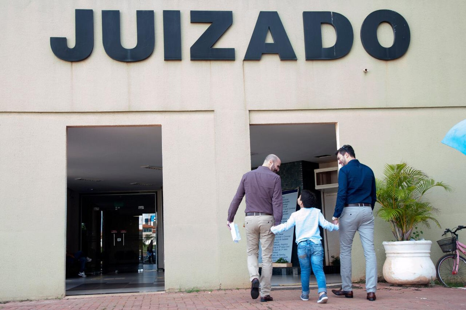 Menino de 8 anos é adotado por casal gay após ser 'devolvido' duas vezes