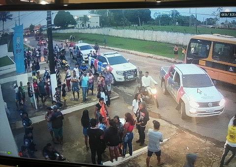 No Amazonas, familiares de jovem morto em abordagem policial tentam depredar delegacia 