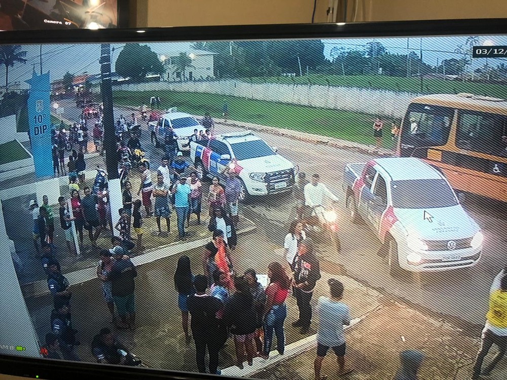 No Amazonas, familiares de jovem morto em abordagem policial tentam depredar delegacia 