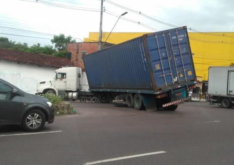 Carreta quebra durante manobra de retorno e bloqueia av. Autaz Mirim