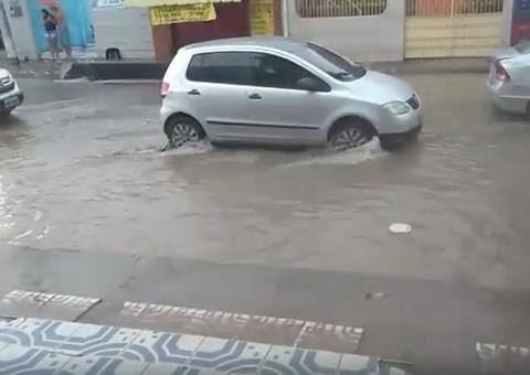 Chuva intensa causa alagamentos e transtornos em Manaus