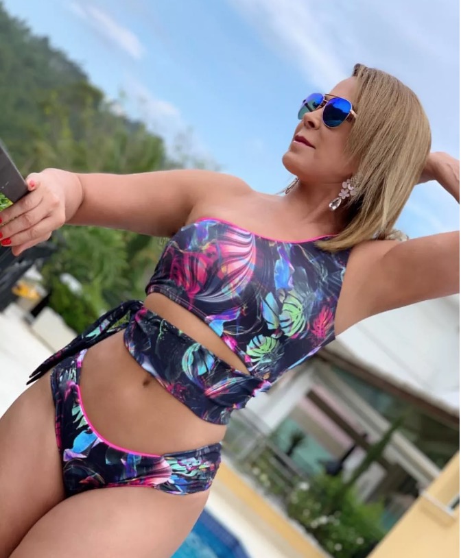 Aos 60, Zilu impressiona com cinturinha fina de biquíni