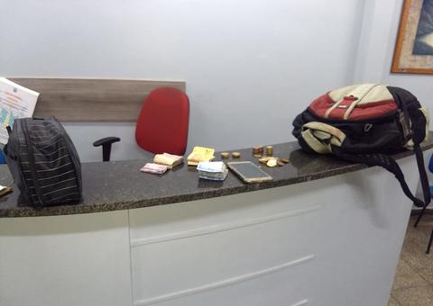 Após roubar passageiros, suspeito escala para muros para tentar fugir da polícia em Manaus