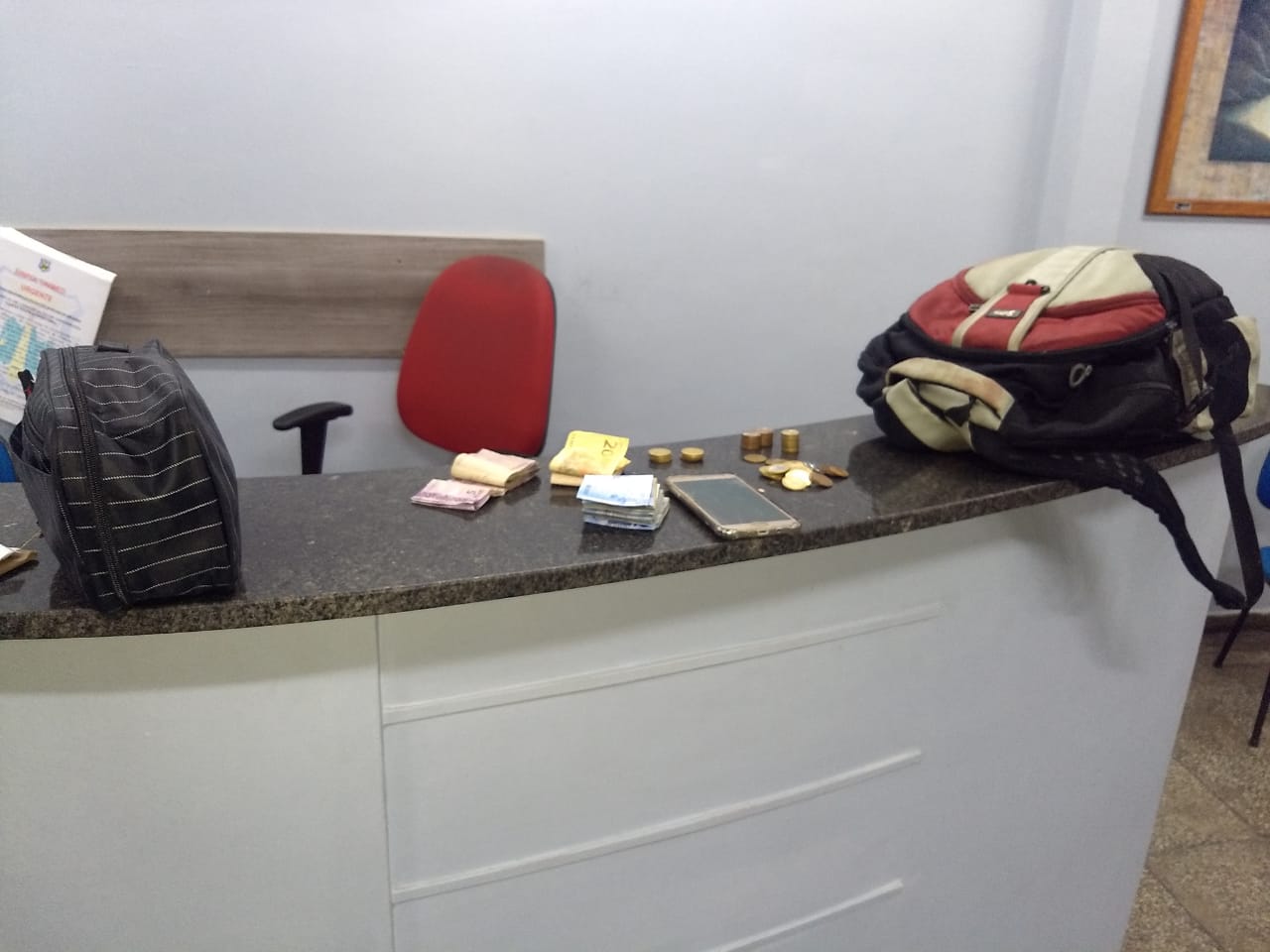 Após roubar passageiros, suspeito escala para muros para tentar fugir da polícia em Manaus