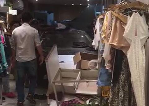 Carro desgovernado sobe em calçada, invade loja e atropela pedestres em Copacabana