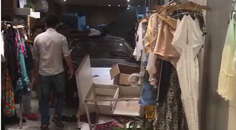 Carro desgovernado sobe em calçada, invade loja e atropela pedestres em Copacabana