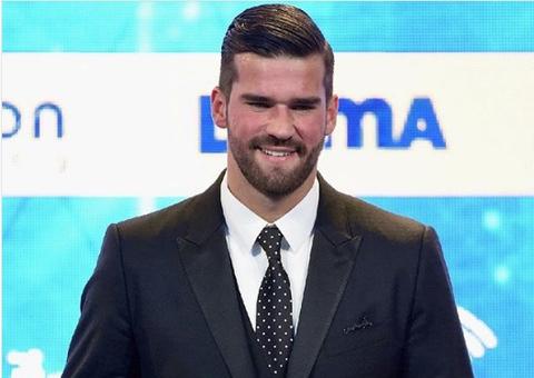 Alisson comemora prêmio de melhor goleiro do Italiano: 'Muito feliz'
