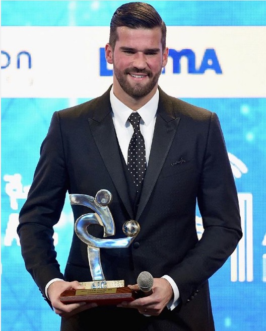 Alisson comemora prêmio de melhor goleiro do Italiano: 'Muito feliz'