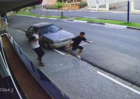 Adolescente sai andando após ser atropelado e arrastado por carro descontrolado