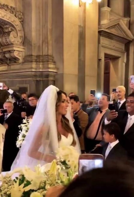 Com muito choro, Nicole Bahls e Marcelo Bimbi se casam em cerimônia luxuosa no Rio