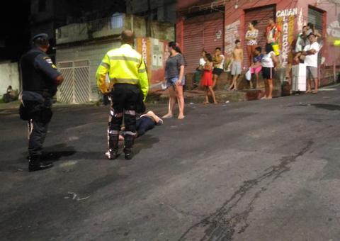 Colisão entre moto e carro deixa duas pessoas feridas em Manaus