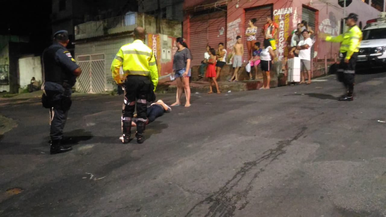 Colisão entre moto e carro deixa duas pessoas feridas em Manaus