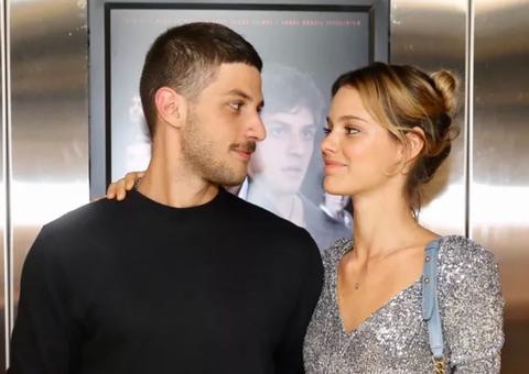 Chay Suede e Laura Neiva fazem primeira aparição pública após reconciliação