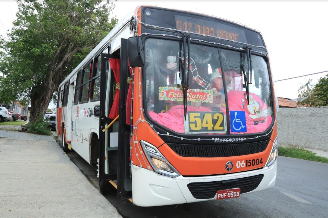Expresso Coroado leva alegria aos bairros de Manaus com ônibus decorado para o Natal