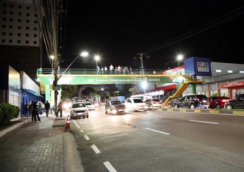 Em parceria com faculdade, passarela de pedestres na Djalma Batista é entregue revitalizada