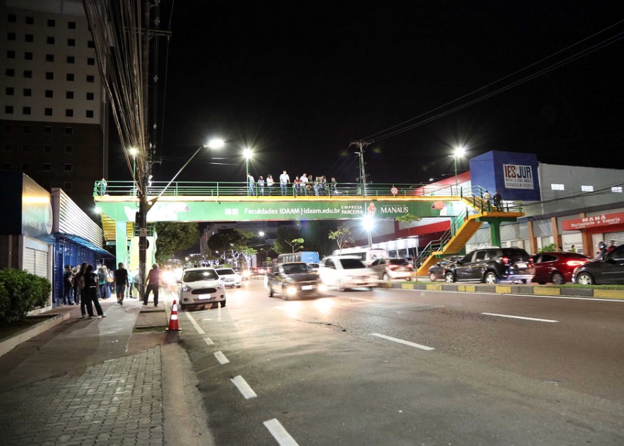 Em parceria com faculdade, passarela de pedestres na Djalma Batista é entregue revitalizada