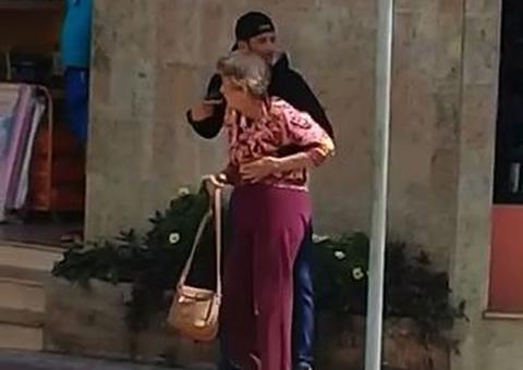 Ladrão é morto por policial após fazer idosa refém; veja vídeo 