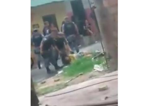 Vídeo mostra PM agredindo mulher a cotovelada e puxão de cabelo em Manaus