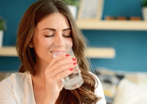 Beber um copo de água toda manhã em jejum dá um up na saúde, saiba por quê