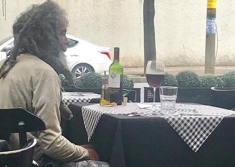 Morador de rua faz questão de pagar almoço em restaurante de luxo e foto viraliza na internet