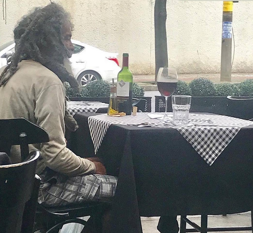 Morador de rua faz questão de pagar almoço em restaurante de luxo e foto viraliza na internet