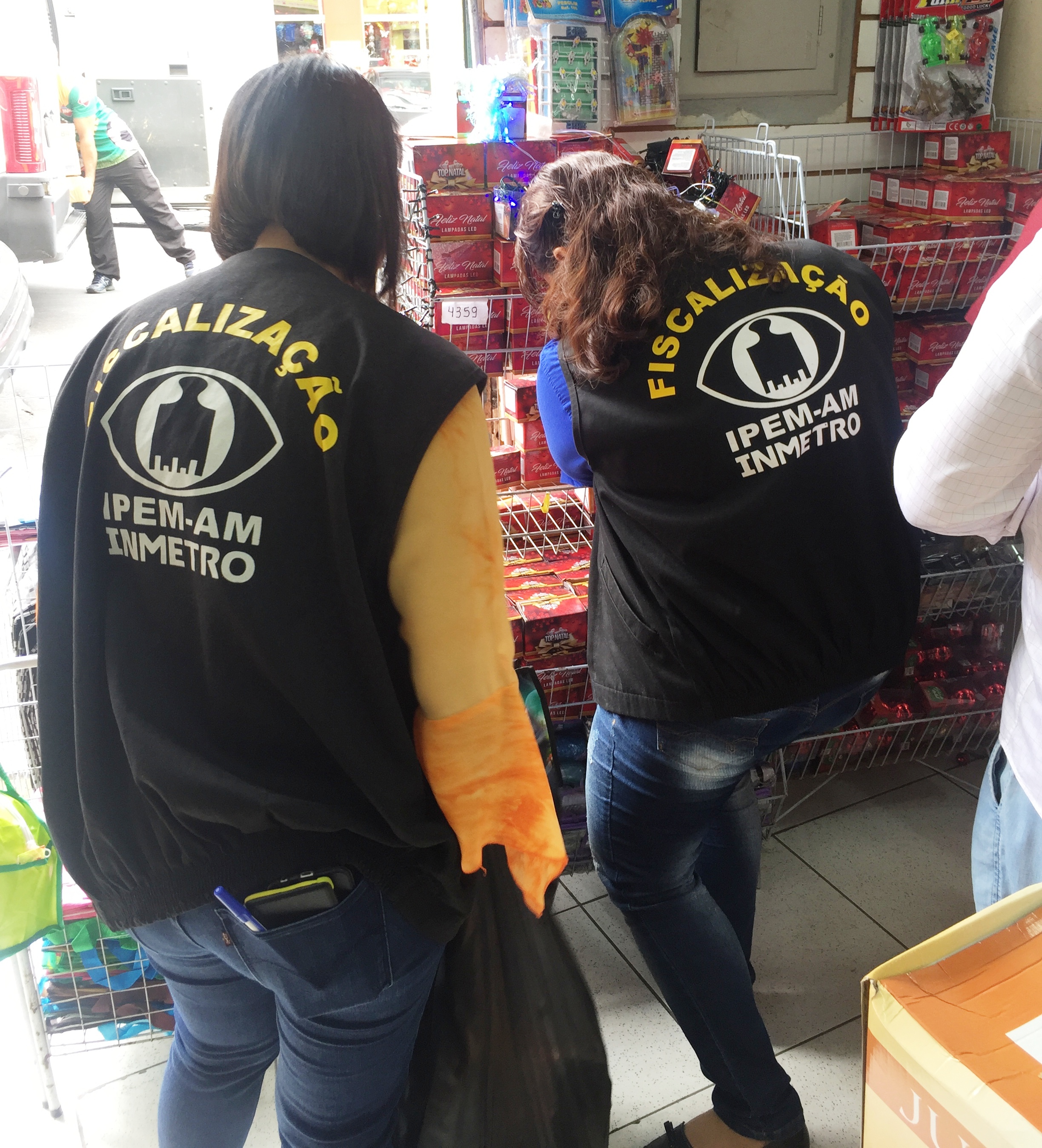 Operação 'Natal Seguro' apreende mais de 600 produtos natalinos irregulares em Manaus