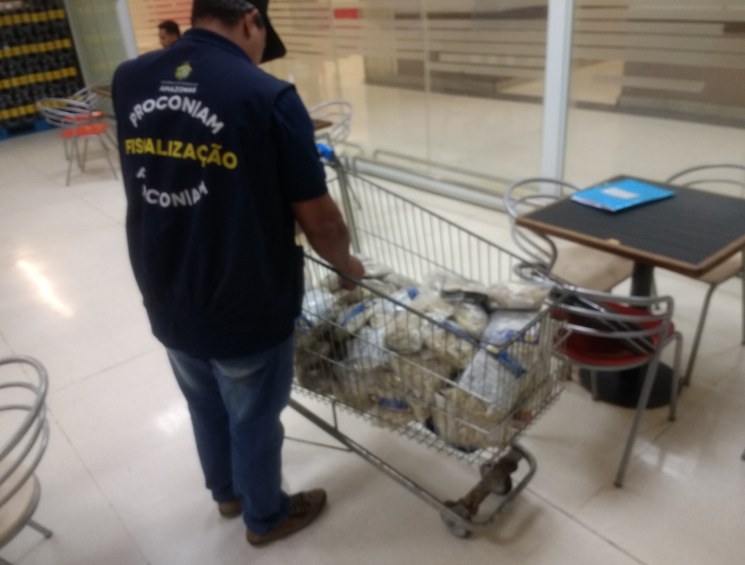 Em Manaus, 58kg de bacalhau impróprio para consumo são apreendidos no Carrefour