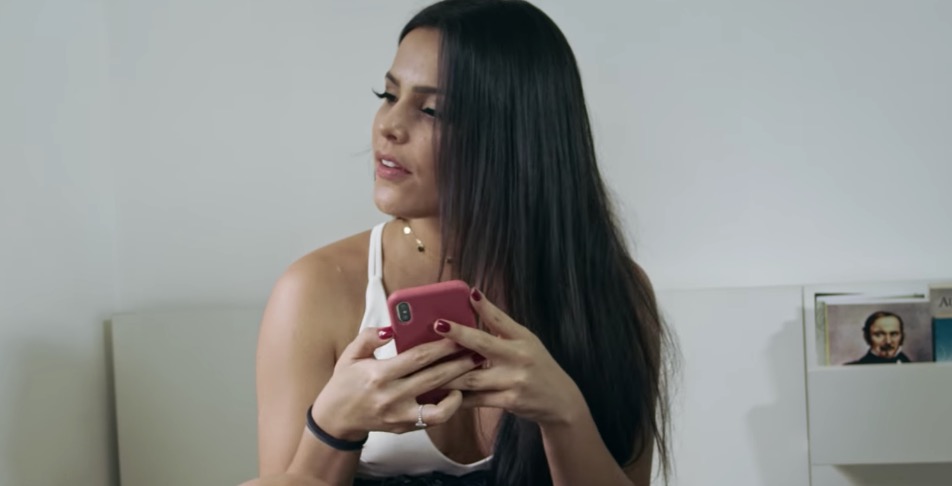 Ex-BBB Emilly interpreta namorada ciumenta em clipe de MC Don Juan; espia