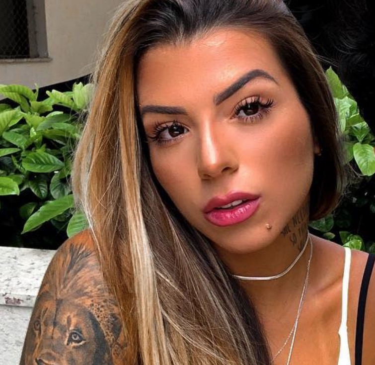  Filha de Maurício Matar posa de fio-dental: 'desculpa, papai'