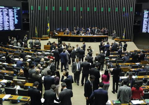 Câmara aprova lei que beneficia prefeito que ultrapassa teto de gastos com pessoal