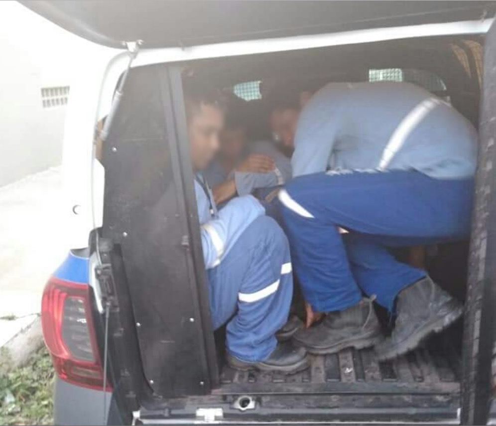 Disfarçados de lixeiros, grupo é preso ao pedir dinheiro em casas de Manaus 