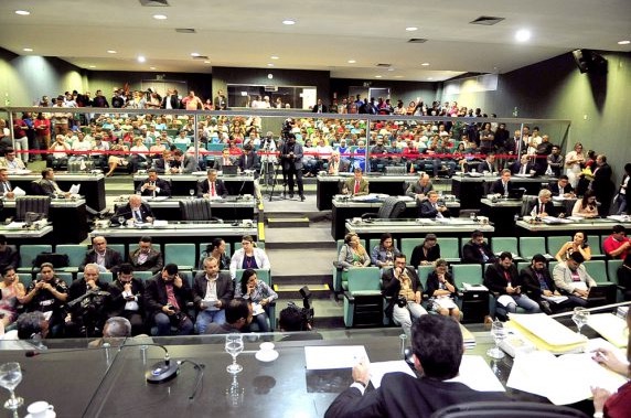 Aleam aprova proposta que obriga Estado a executar obras de deputados 