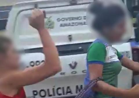 Enfurecida, adolescente ataca e fura colega na frente de escola no Amazonas